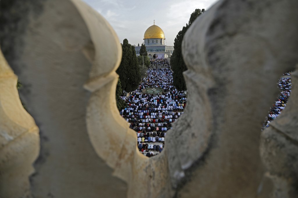 Palestinians pray at al-Aqsa Mosque compound in Jerusalem on 5 June (AFP)