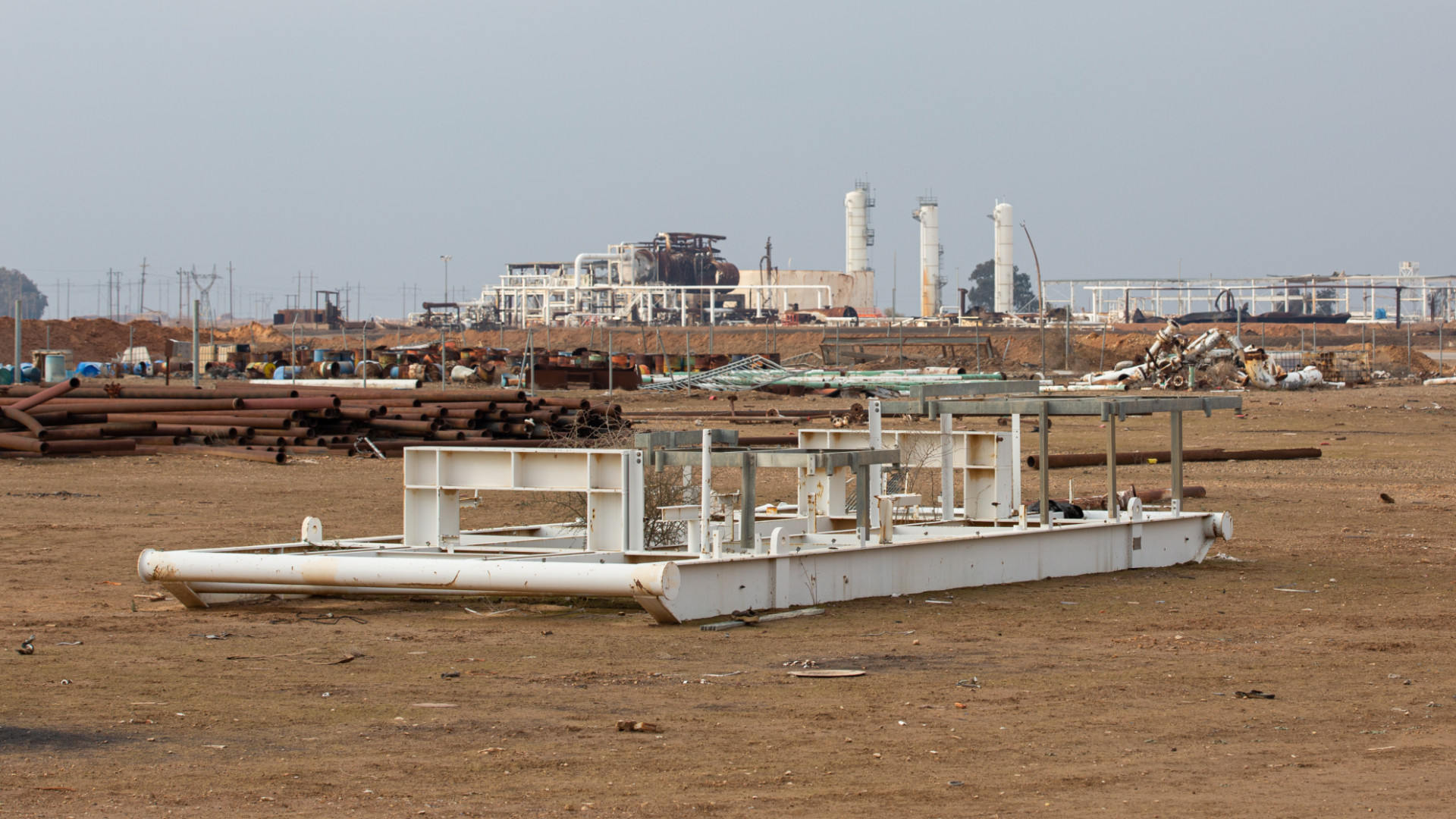 Damage to energy infrastructure and the gas processing plant can be seen at the Omar oil field in eastern Syria, 23 January 2026 (Hosam Katan/MEE)