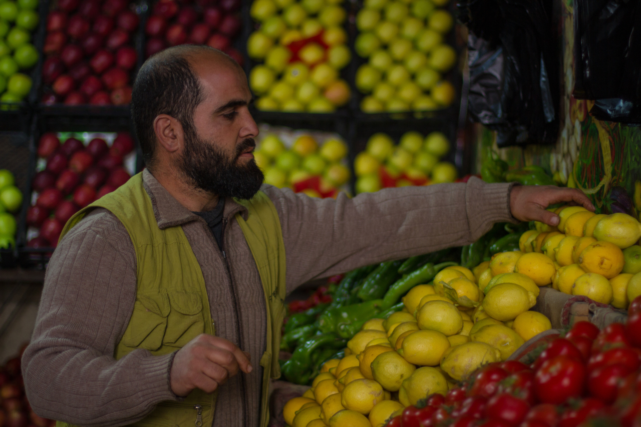 Alaa Al-Hamid, who owns a vegetable store, said his shop had witnessed a major slow down in business following the fall in value of the lira (MEE/Moawiya Atrash)