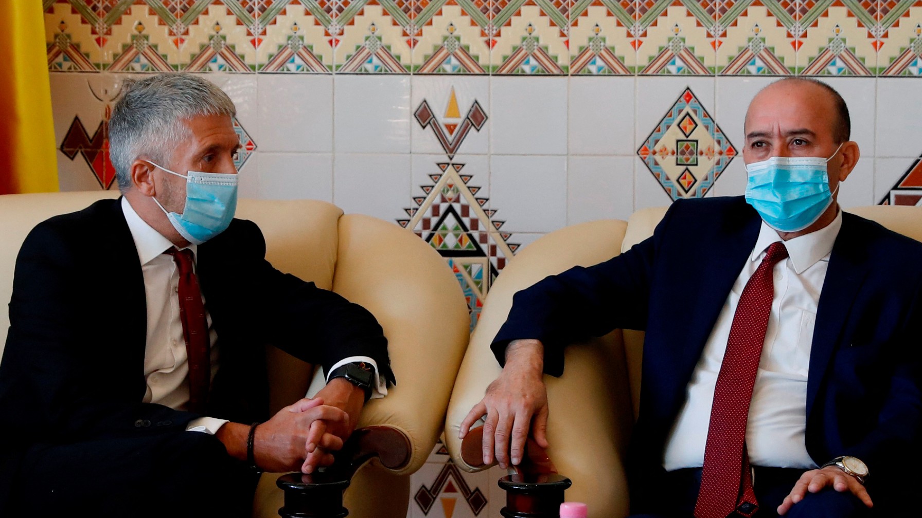 Spanish Interior Minister Fernando Grande-Marlaska (L) meeting with his Algerian counterpart Kamel Beldjoud upon his arrival in Algiers on August 10, 2020 at the start of an official visit