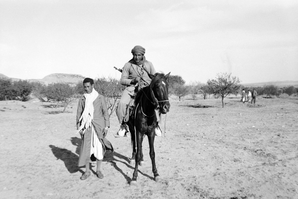Des combattants algériens de l’ALN à cheval, en mai 1955 (AFP)