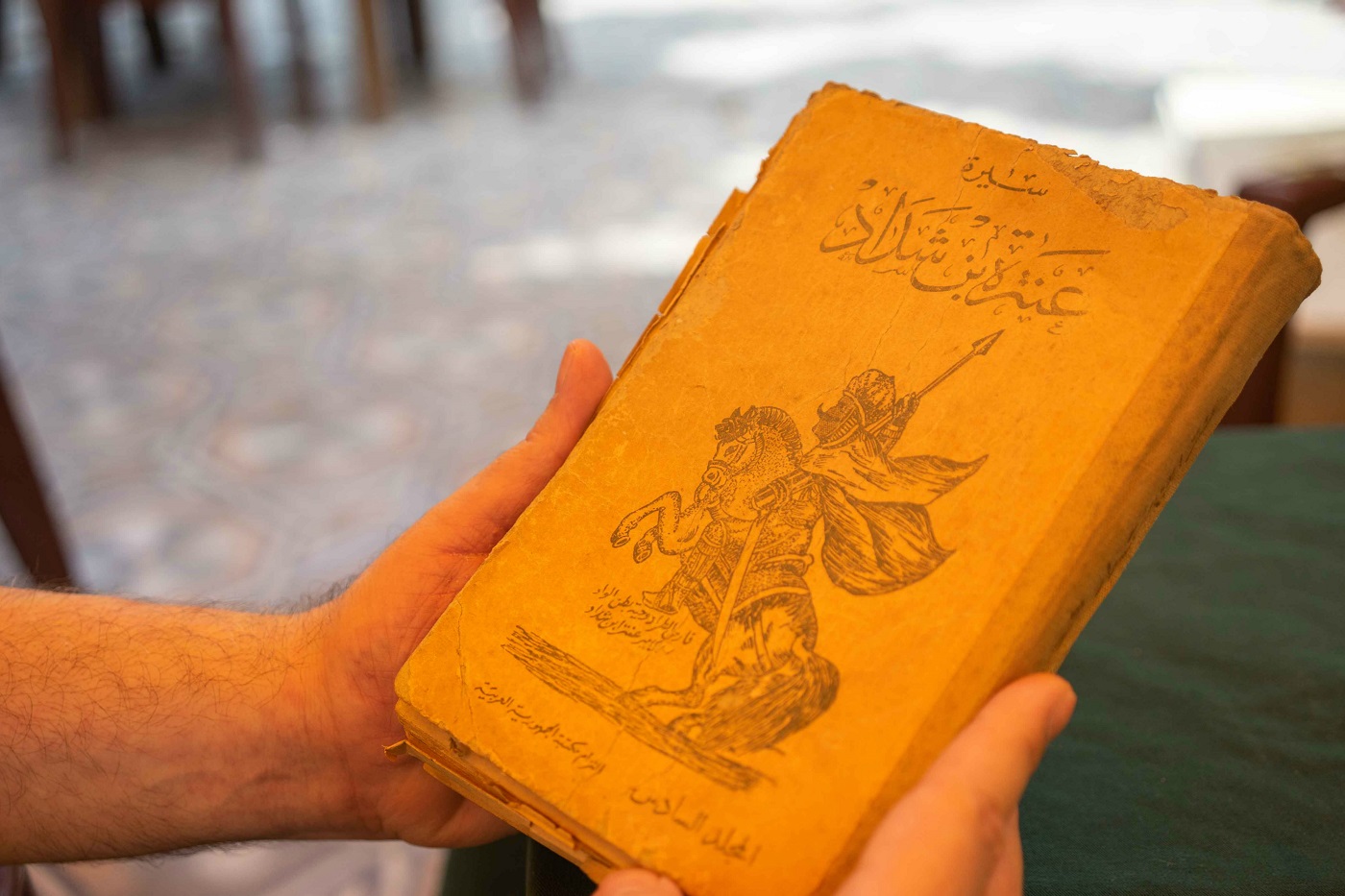 Une copie très consultée d’Antar et Abla, source de nombreuses séances de contes (MEE/Olivia Cuthbert)