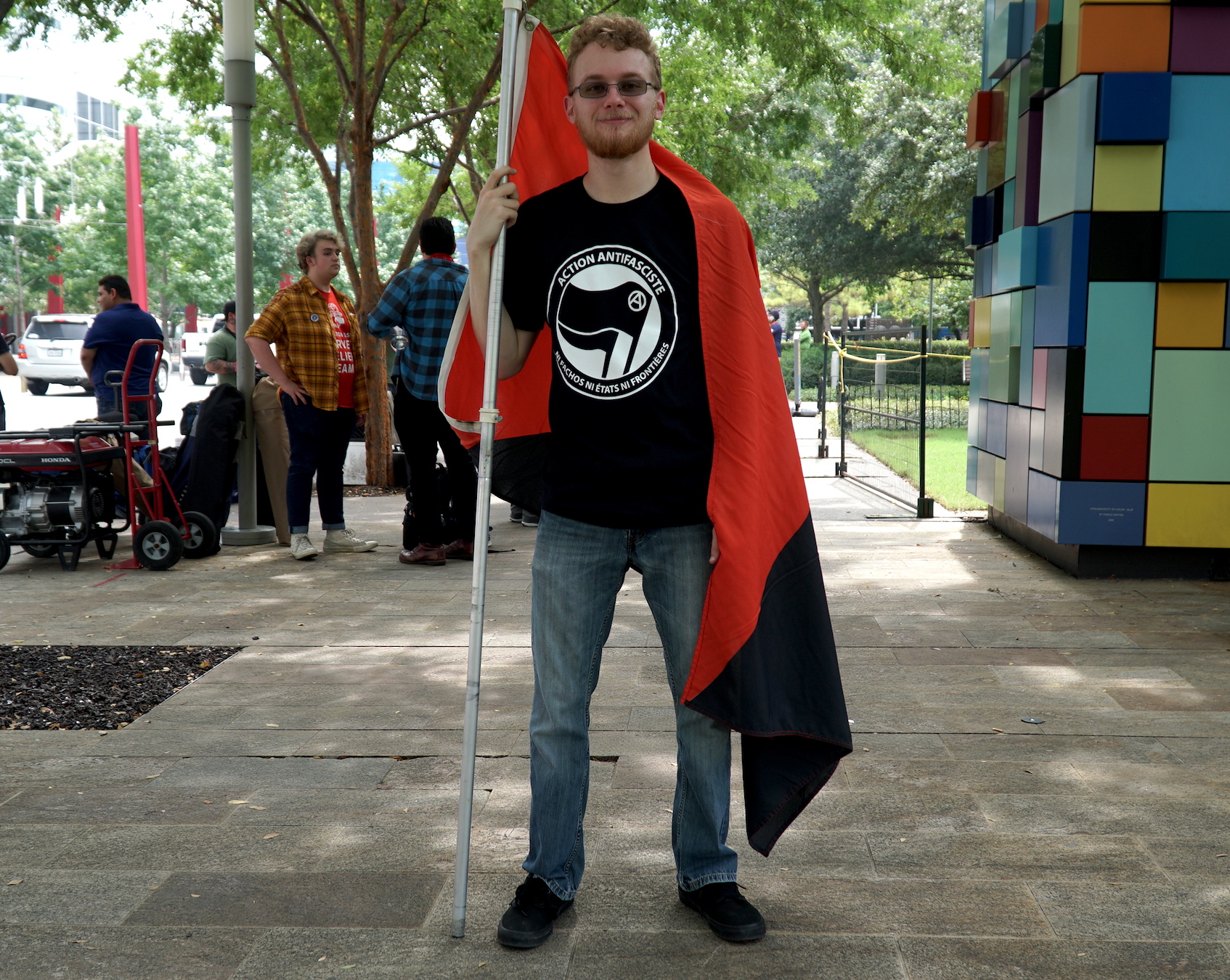 Some protesters like Dan Royce Sehochlur, felt the show of arms was a powerful statement to those promoting hate and bigotry [MEE]
