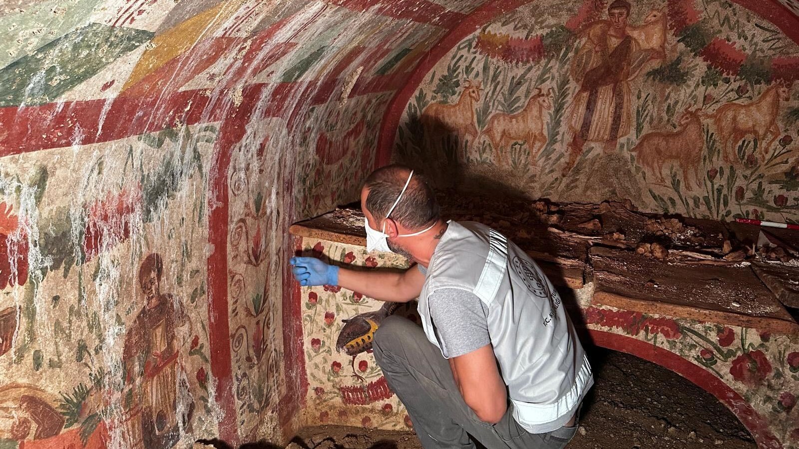 An archaeologist works on the frescos found in the Iznik tomb (handout/Turkish culture ministry)