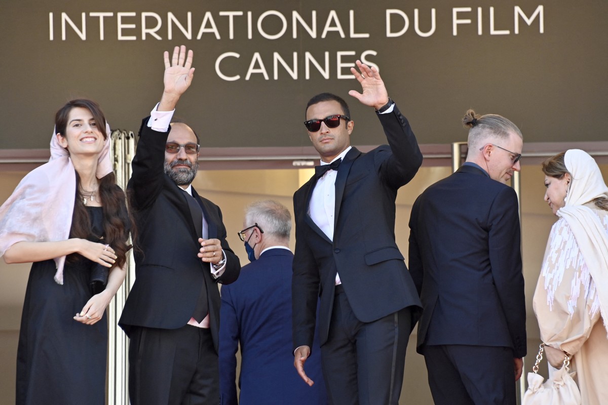 Iranian director Asghar Farhadi (2nd L) poses with his daughter Sarina (L) and Iranian actor Amir Jadidi (C) as they arrive for the screening of the film 
