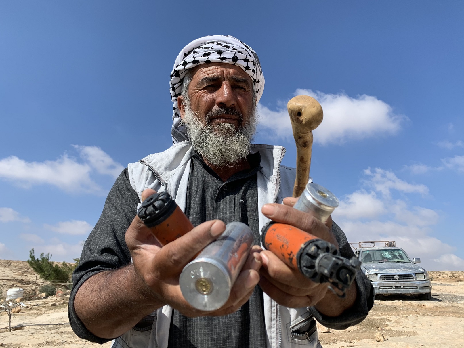 Mahmoud Hamamdah tient les grenades lacrymogènes lancées contre son village par des colons israéliens, à al-Mufaqara, le 3&nbsp;octobre&nbsp;2021&nbsp;(MEE/Shatha Hammad)&nbsp;