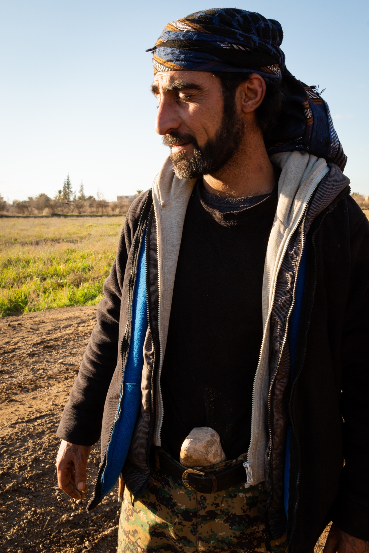 A soldier illustrates his weight loss since the unit claims they haven't had any food delivered for four days (MEE/Thea Pedersen)