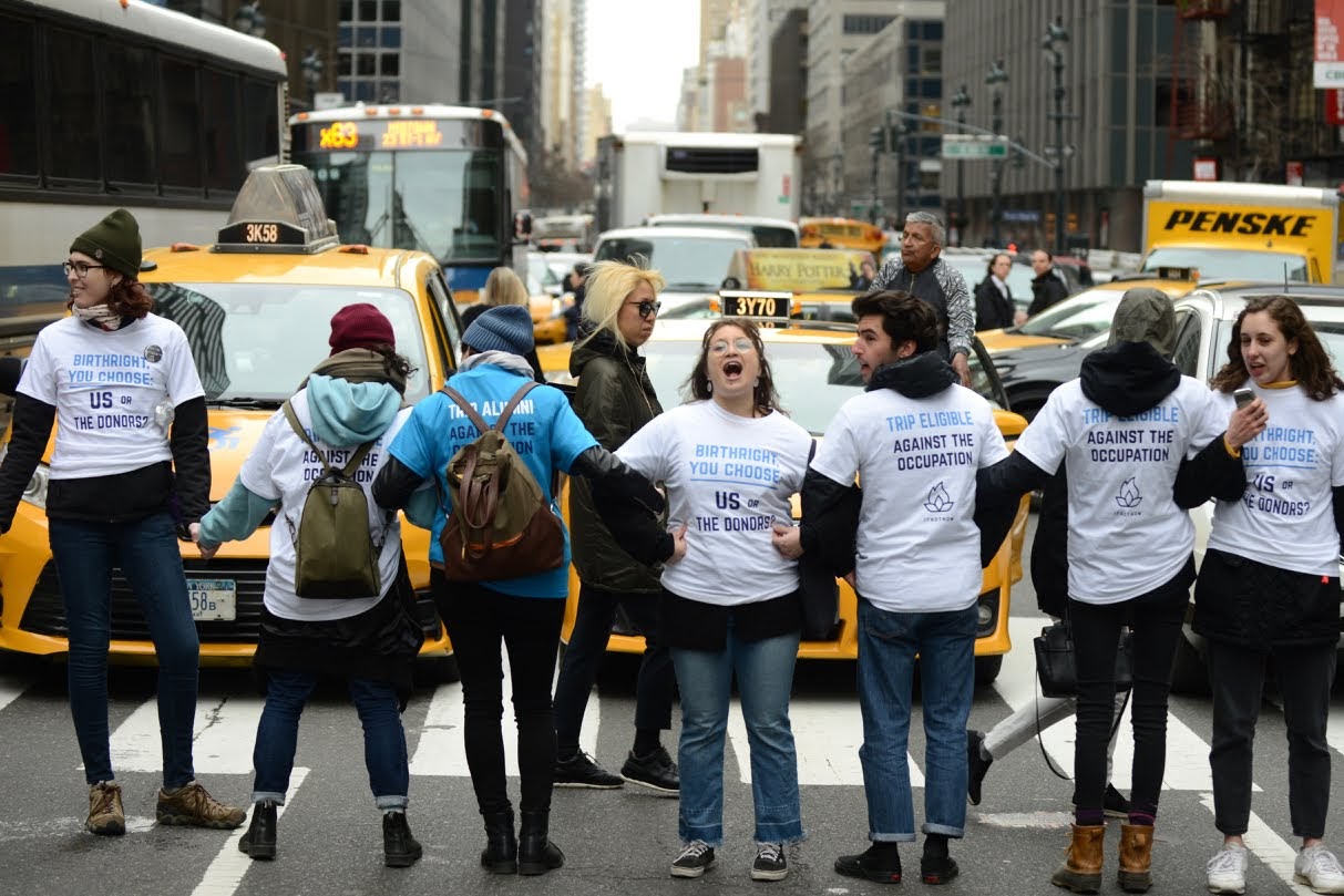 Des juifs américains manifestent contre la « désinformation » et l’« effacement » des Palestiniens par le programme de propagande israélien Birthright (IfNotNow)