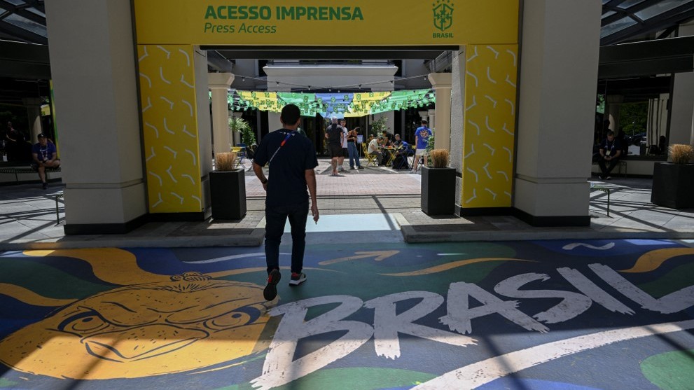 A journalist walks to the press access of the Verizon Basking Ridge Hotel after a press conference of Brazil’s football team in Basking Ridge, New Jersey, on June 8, 2026 (Mauro Pimental/AFP)