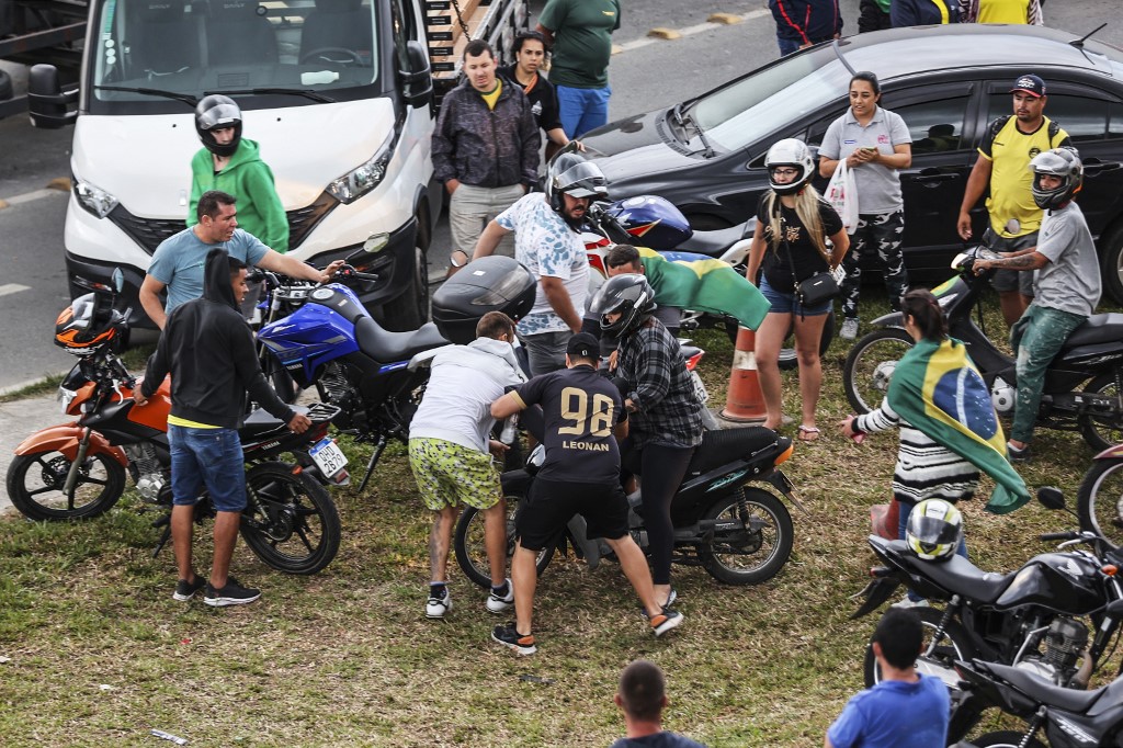 Supporters of President Jair Bolsonaro, mainly truck drivers, block the Via Dutra BR-116 highway between Rio de Janeiro and Sao Paulo, in Barra Mansa in the Brazilian state of Rio de Janeiro, on October 31, 2022