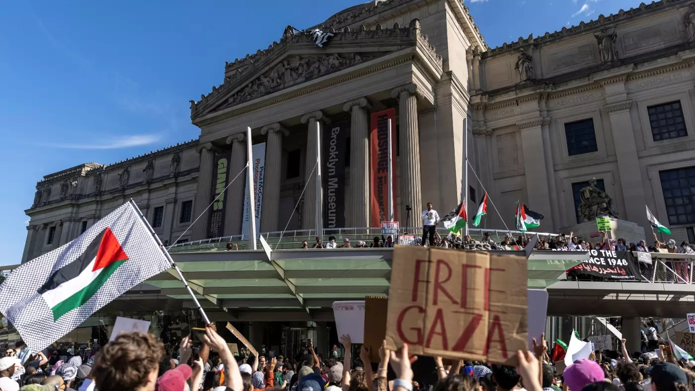 Pro-Palestine demonstrators at the Brooklyn Museum entrance, amid Israel's ongoing war on Gaza, in the Brooklyn borough of New York City on 31 May 2024 (Eduardo Munoz/Reuters)