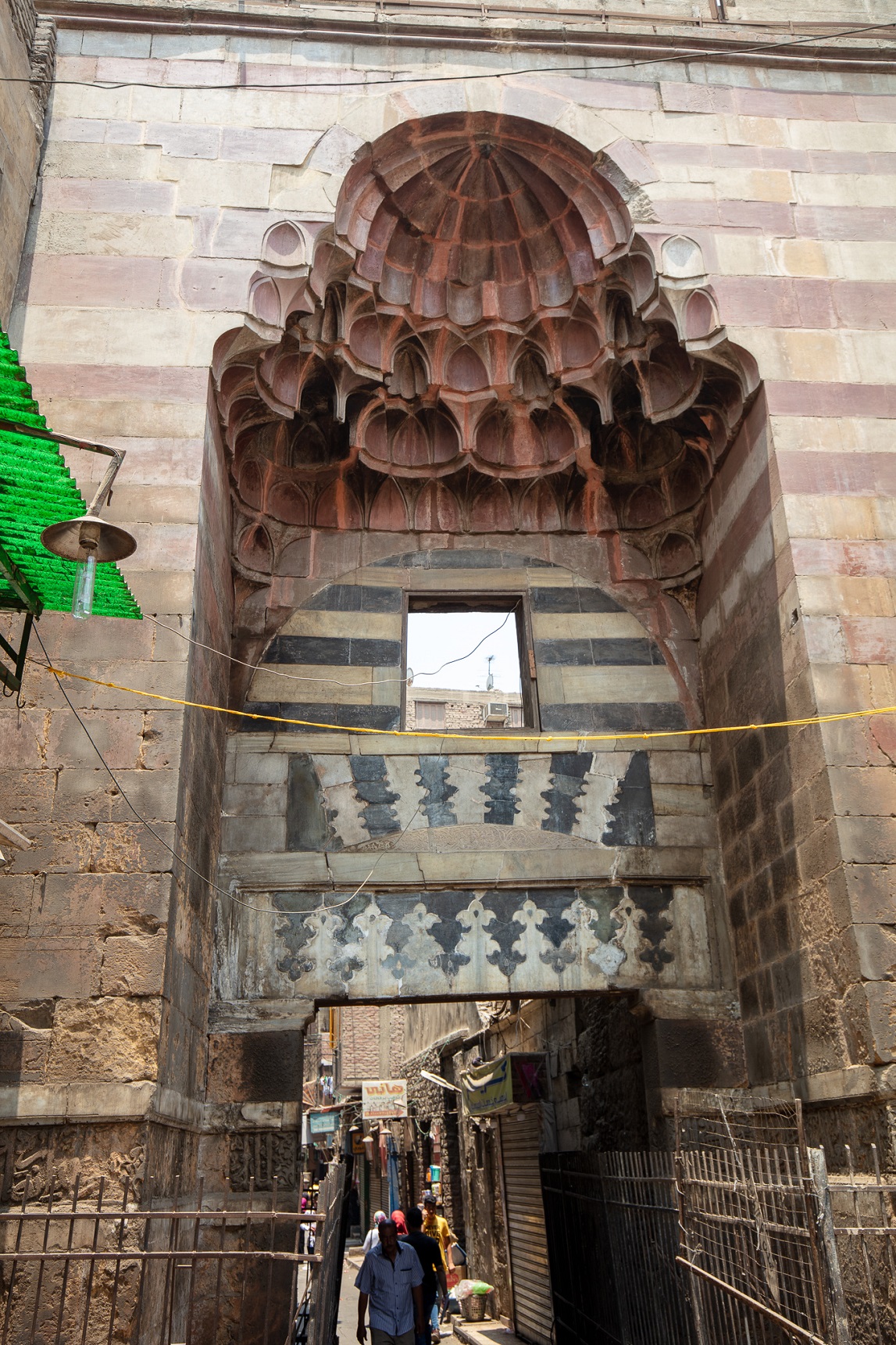 Les muqarnas de « style cairote » en pierre sont connus non seulement pour leur style unique, mais aussi parce qu’ils sont solides et capables de relier les structures qui les entourent (Zirrar Ali)