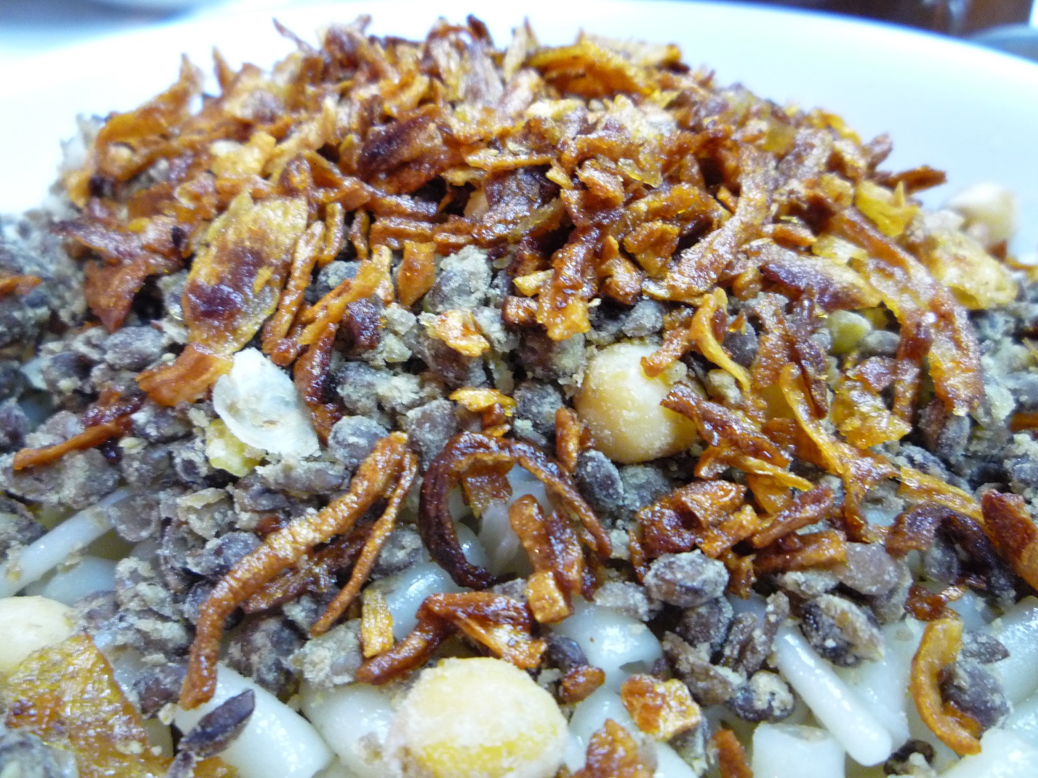 Two of the staple ingredients of koshary are onions and brown lentils (creative commons/Arria Belli)