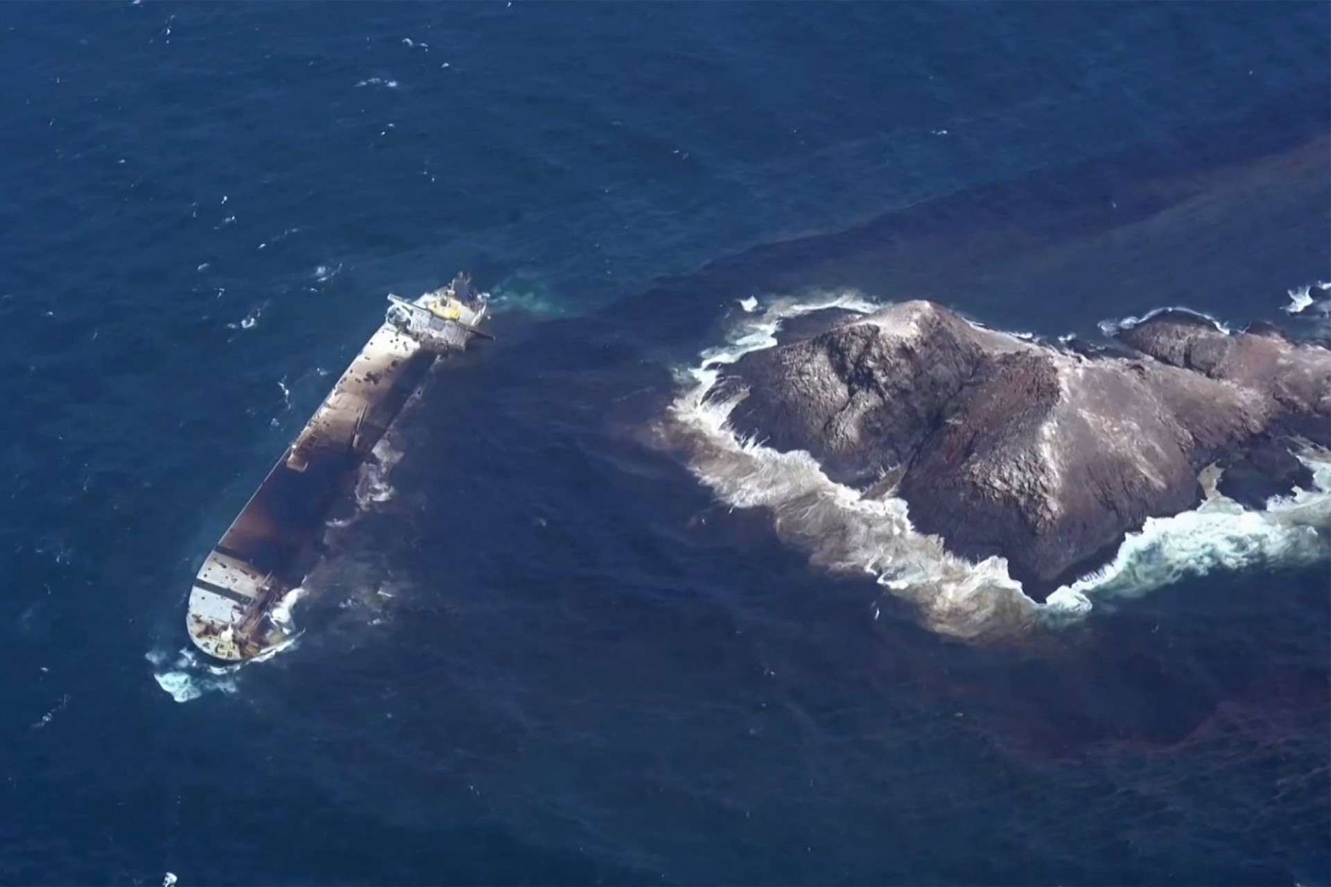 Oil leak from the Russian tanker Caroline Bezengi, off the coast of Oman (AFP/Oman TV)