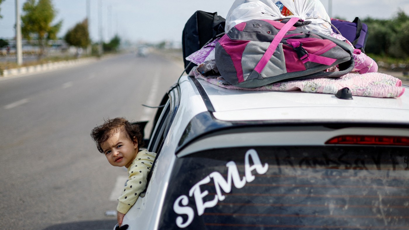 Une fillette dont la famille affirme n’avoir trouvé aucun endroit sûr dans le sud de Gaza retourne dans le nord de l’enclave, le 17 octobre 2023 (Reuters)