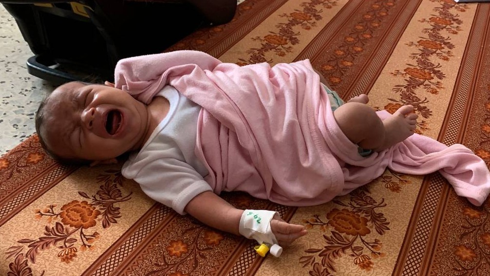 A Palestinian infant diagnosed with meningitis cries (MEE/Ahmed Aziz)
