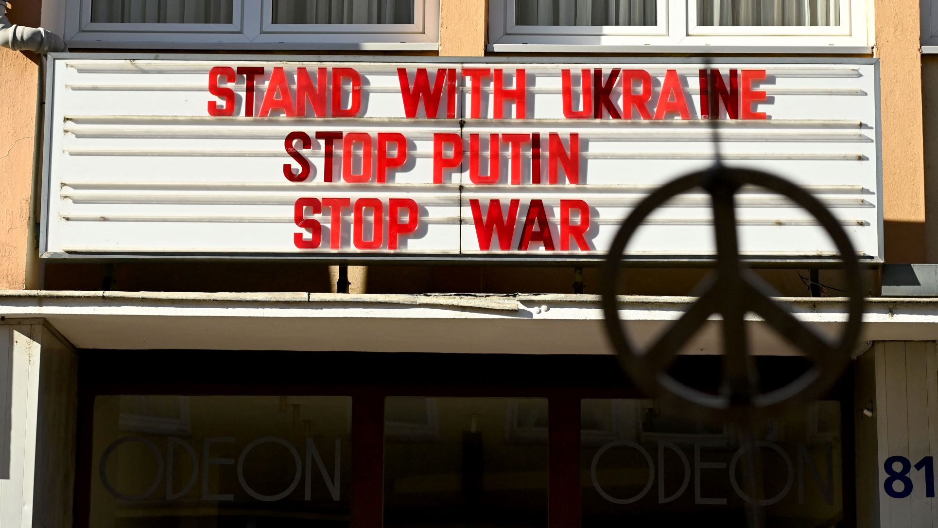 cologne-cinema-anti-putin-message-afp