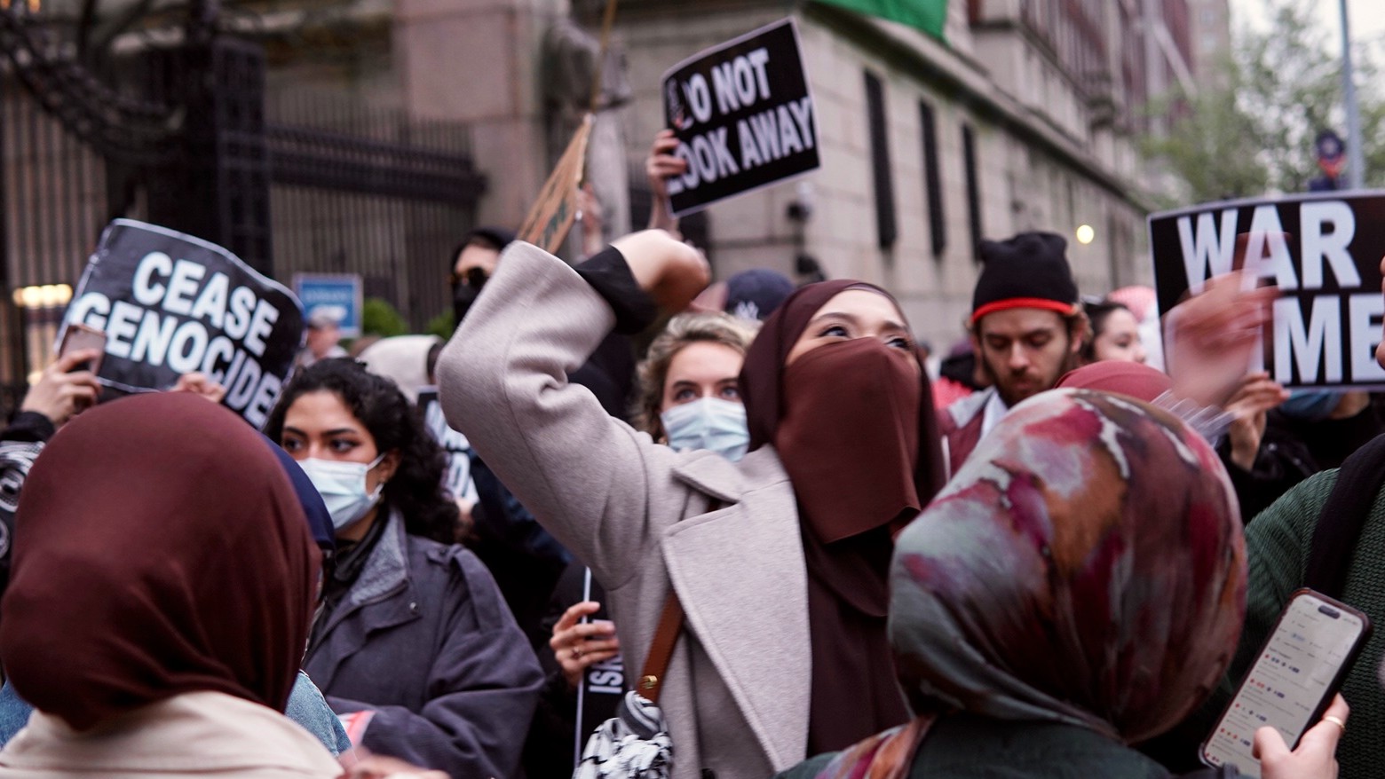 Activists from across the city have come to show solidarity with Columbia's students (Azad Essa/MEE)