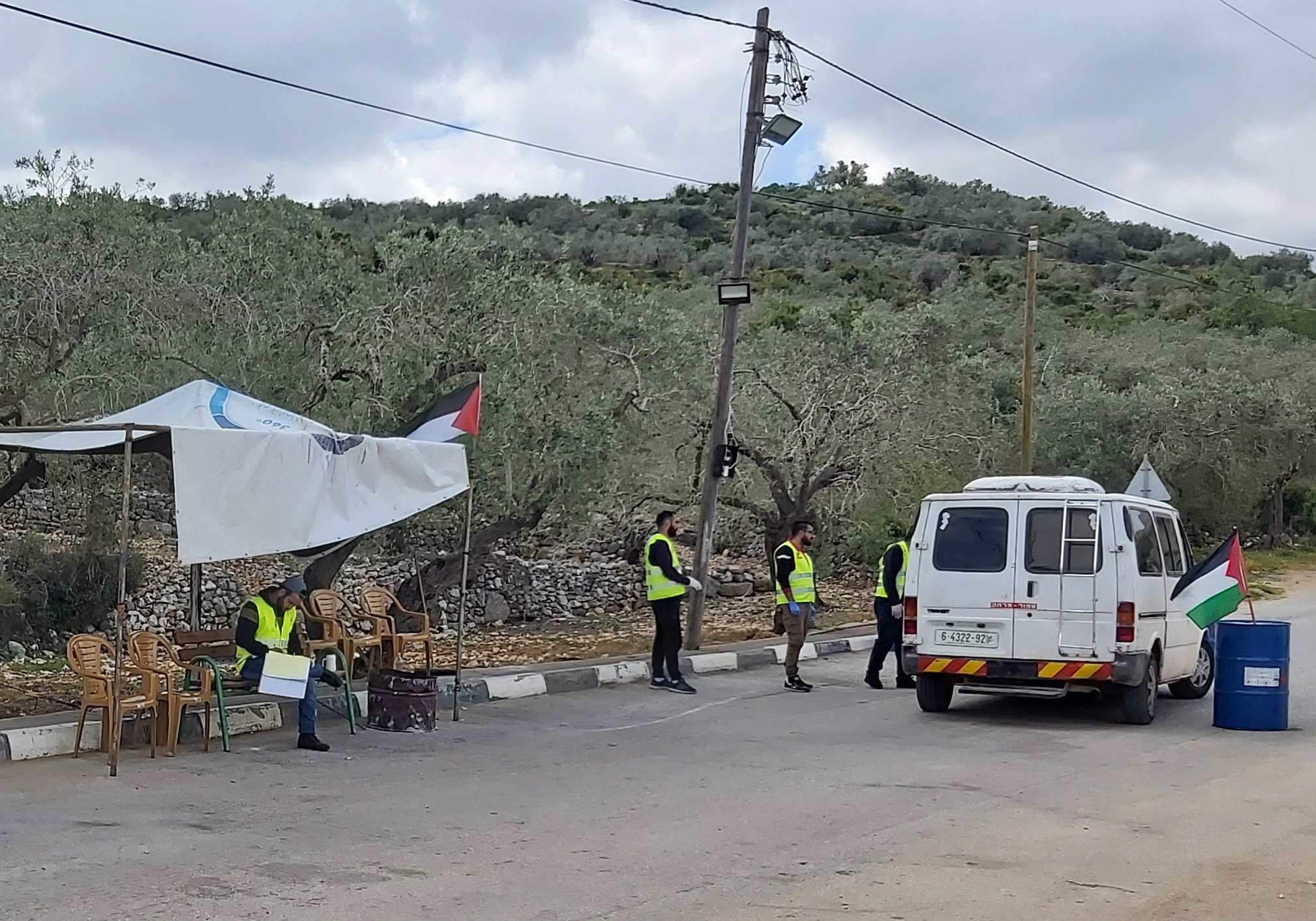 'Community checkpoints' operate around the clock to prevent entry to those who are not authorised (MEE/Fareed Taamallah)  