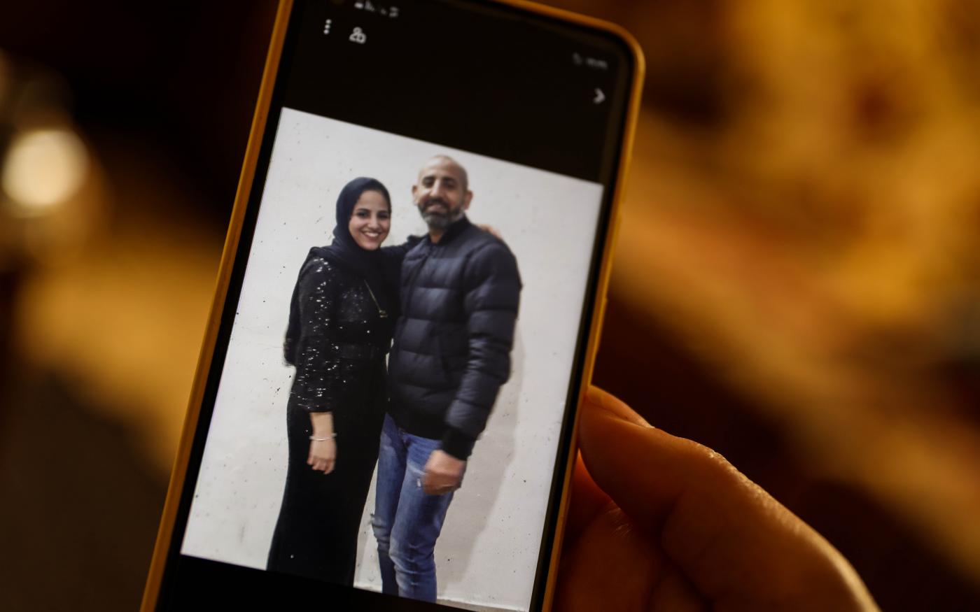 Niveen et Sami Gharqoud, sur une photo montrée en mars 2021 (MEE/Mohammed A. al-Hajjar)