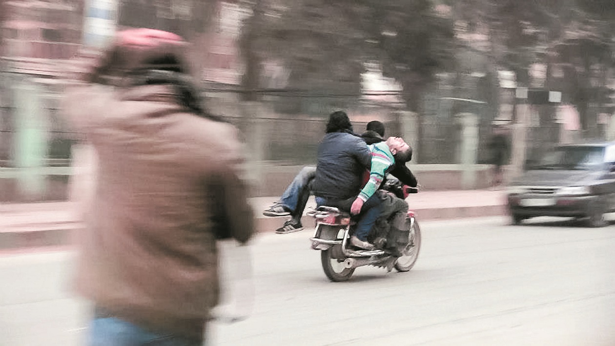 Ahmad al-Khalil, sans titre, 2013, photographie. Malgré toutes les tentatives du gouvernement pour les faire plier, les habitants de Manbij continuent à manifester toute l’année 2013