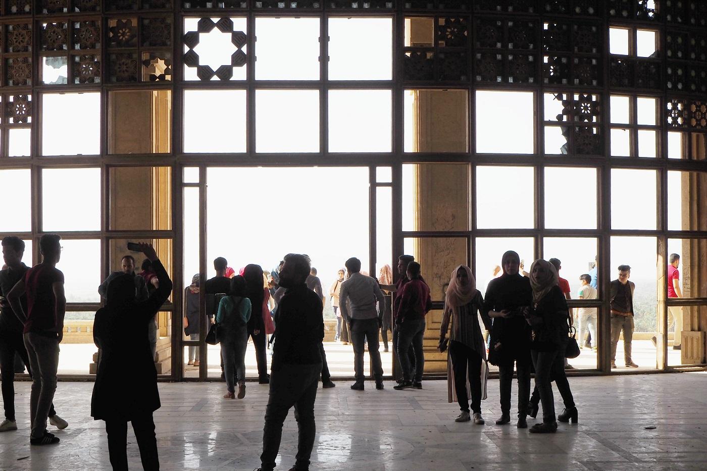 Des étudiants se tiennent près de l’une des entrées du palais d’été de Saddam Hussein (MEE/Tom Westcott)