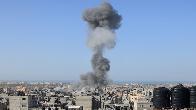 Smoke billows after an Israeli strike on Rafah, in the southern Gaza Strip on November 23, 2023, amid continuing battles between Israel and Hamas (AFP/ Said Khatib)