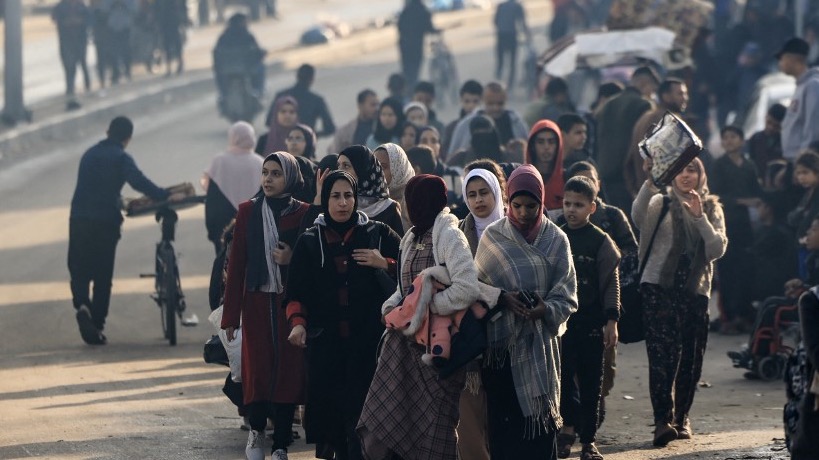 Palestinians walk toward safer areas following the resumption of Israeli strikes on Rafah in the southern Gaza Strip on December 1, 2023