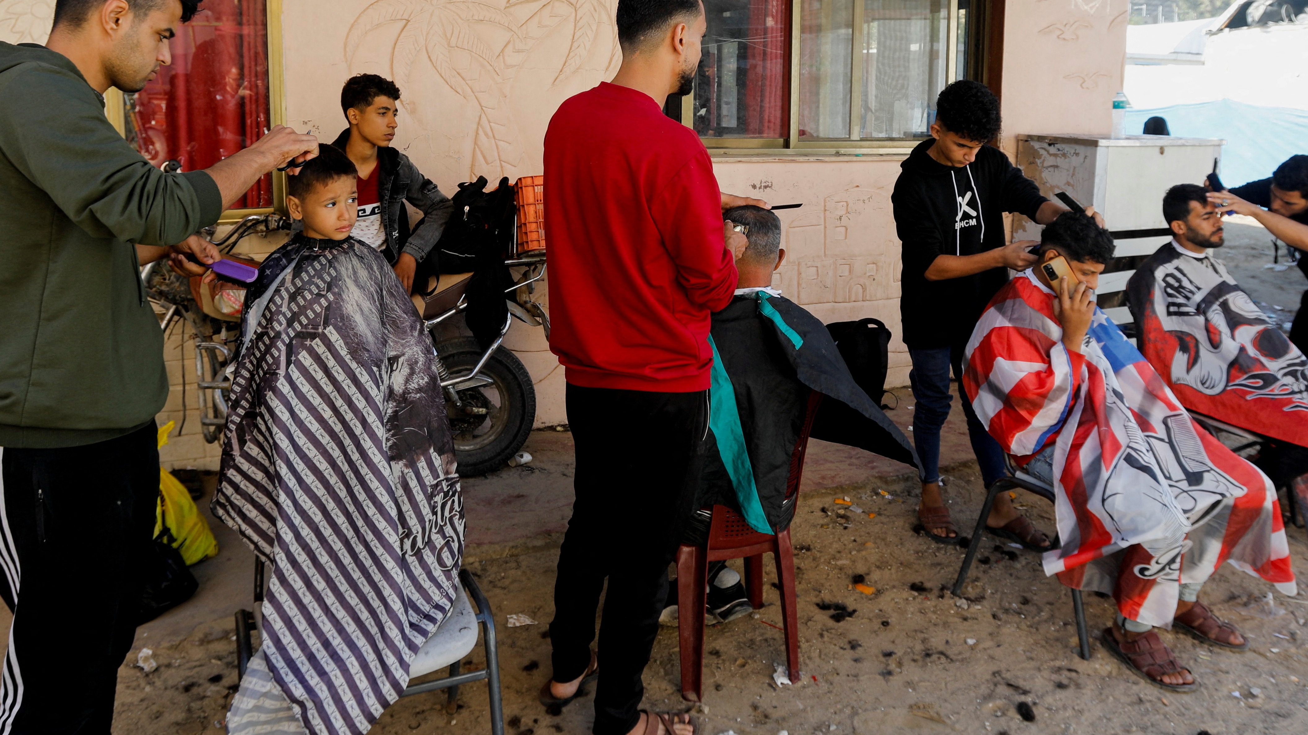 Palestinians take advantage of the four day truce and get haircuts in Gaza (Reuters)