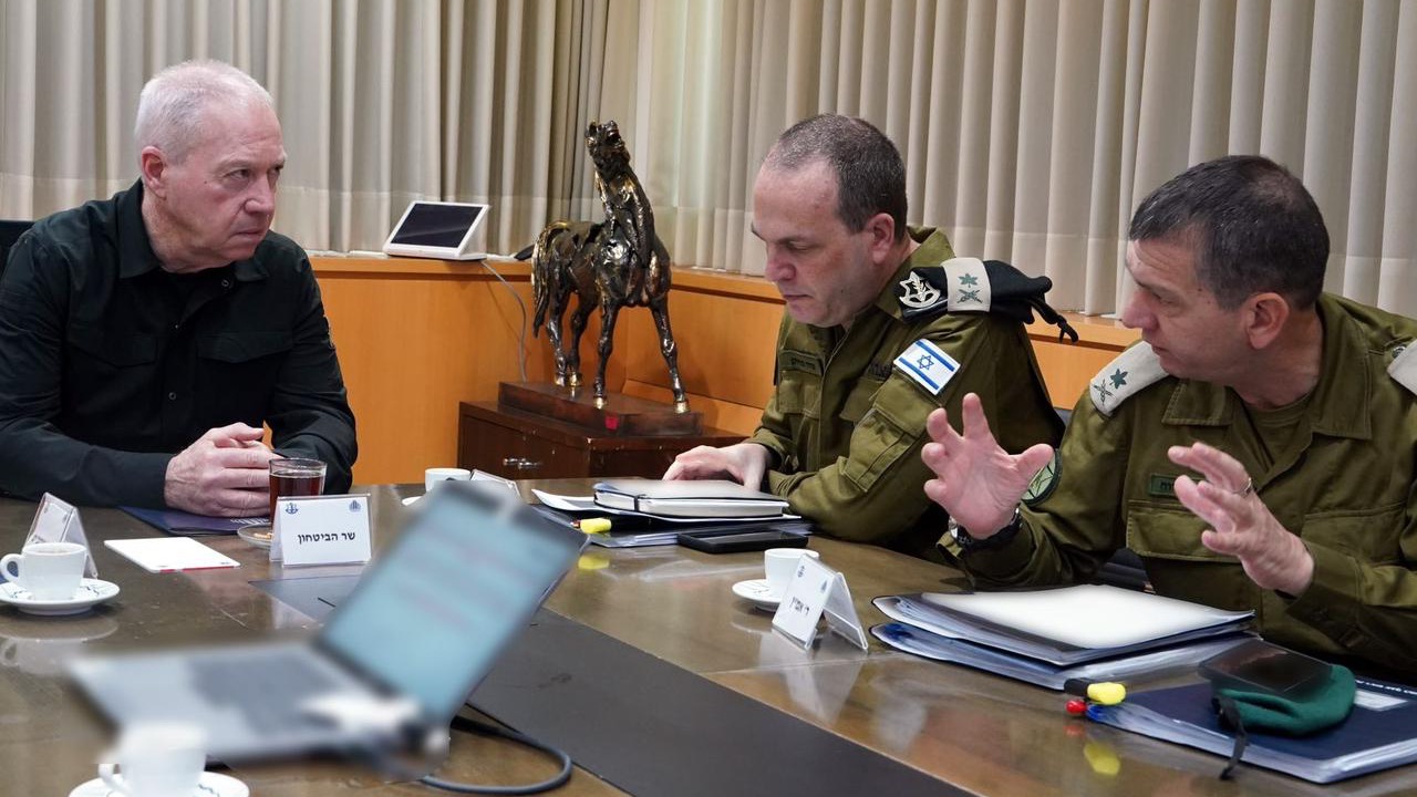 Gallant meeting with Israeli military officers to discuss a possible iranian threat