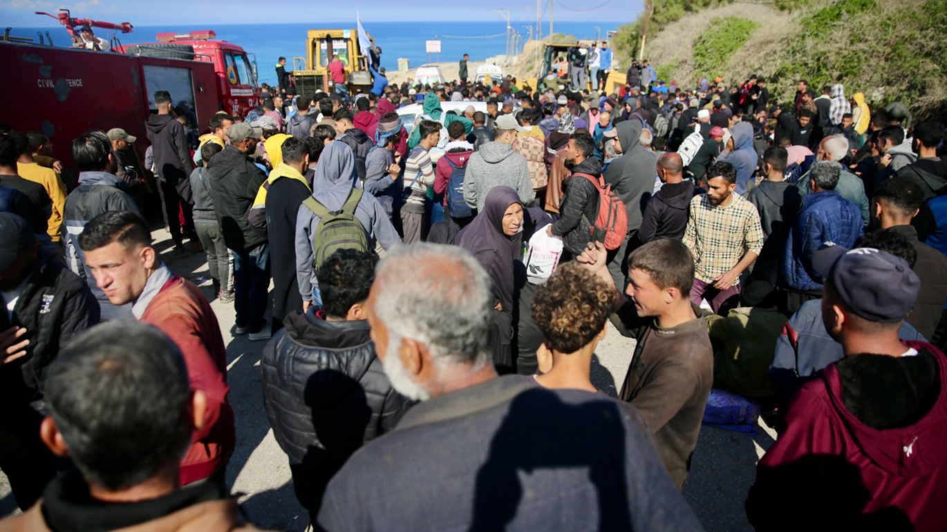 Crowds gather near the Netzarim corridor, waiting to be allowed back north on 25 January 2025 (Mohammed al-Hajjar/MEE)