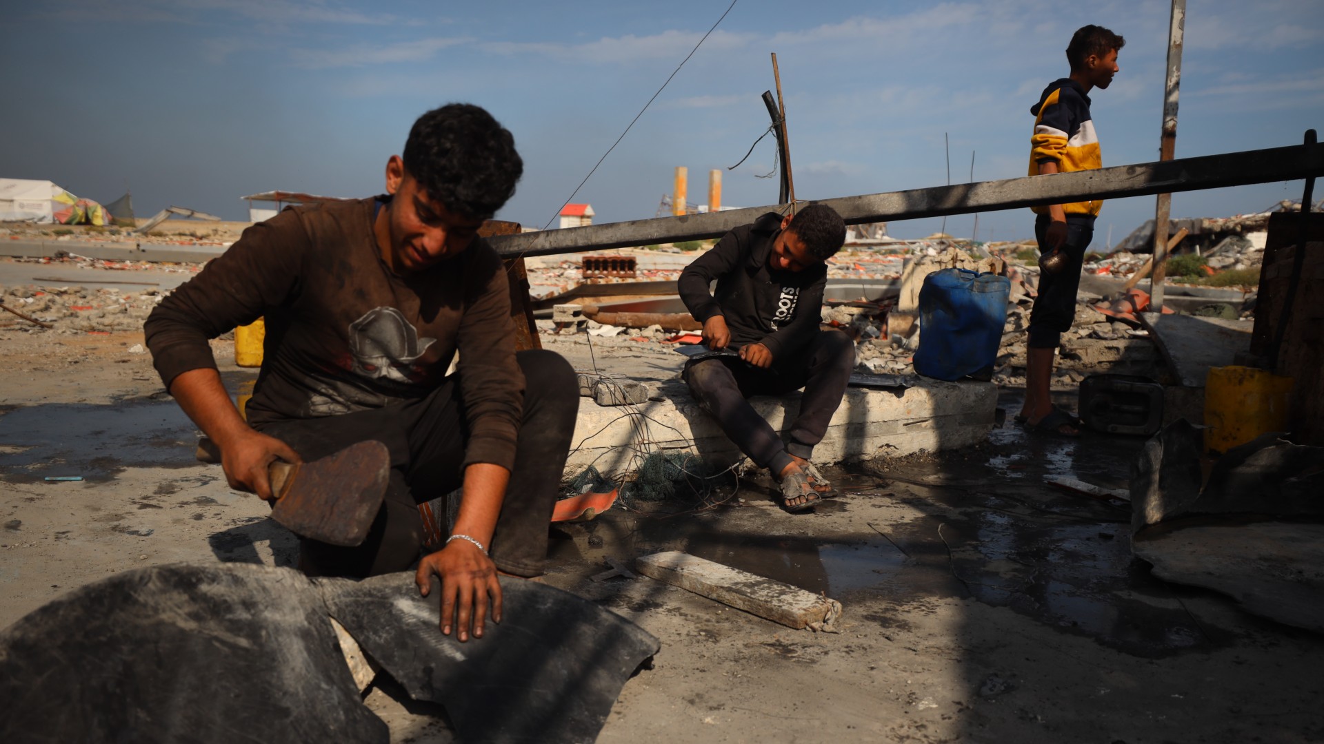 Palestinians cutting plastic to generate fuel in Gaza (MEE/Mohammed al-Hajjar)