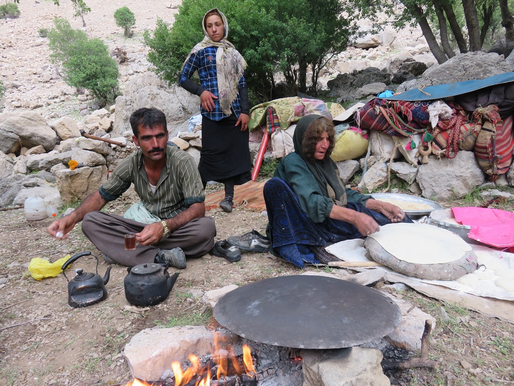 À chaque escale, les nomades déchargent les mules et confectionnent du pain (MEE/Fanny Houvenaeghel)