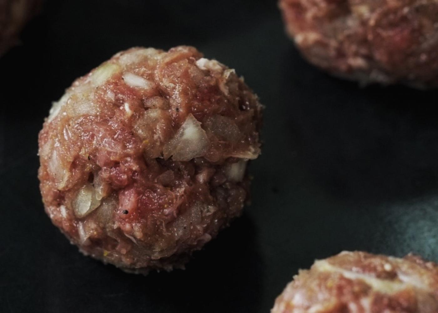 Parfaits morceaux d’émerveillement sous forme de mélange d’oignon-bœuf-épices (@babylonbakehouse)