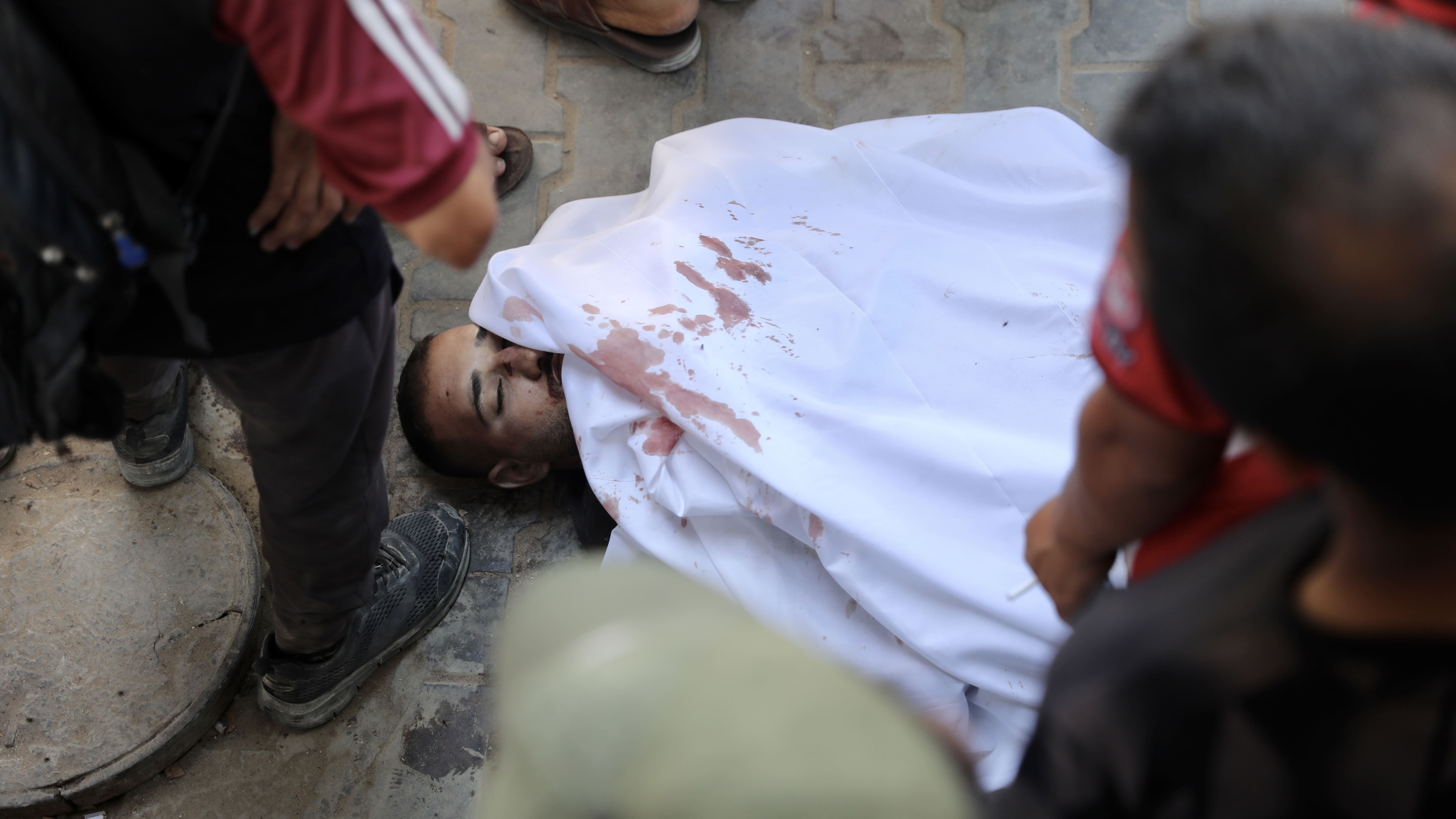 Eyewitnesses speaking to Middle East Eye indicated that Israeli troops and military vehicles surrounded relief-seekers, directly and indiscriminately shooting towards them (MEE/Hajjar))