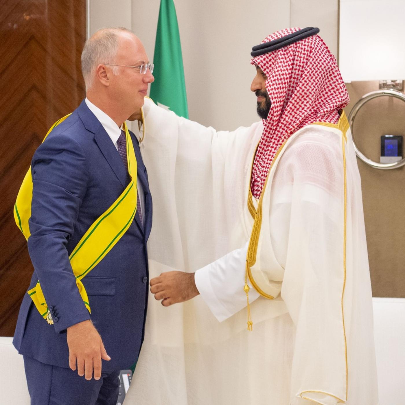Kirill Dmitriev (à gauche) reçoit l’ordre du roi Abdelaziz de la part du prince héritier saoudien Mohammed ben Salmane (RDIF)