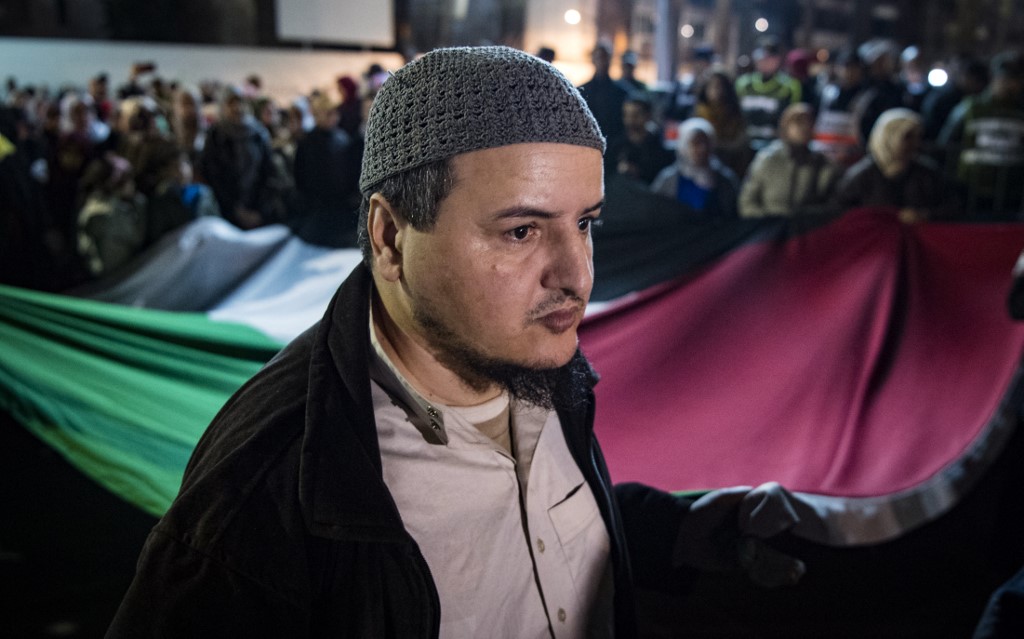 Un drapeau palestinien est déployé lors d’une manifestation contre le plan de paix au Proche-Orient formulé par les États-Unis, devant le consulat américain à Casablanca (Maroc), le 30 janvier 2020 (AFP)