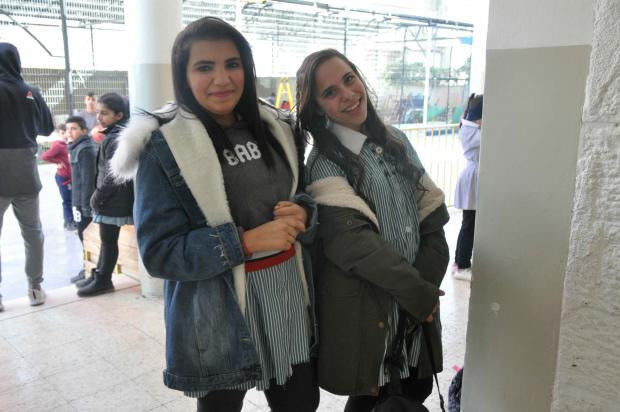 Les élèves de l’école de l’UNRWA, Zuhoor al-Tawil (à droite) et son amie Rua, ont entendu parler du projet de fermeture de leur école depuis un moment (MEE/Zena Tahhan)