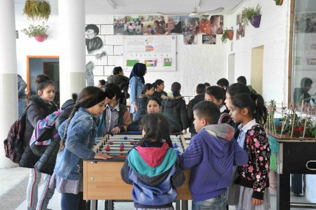 En l’absence d’institutions gouvernementales au sein du camp, les habitants ont eu recours à l’ouverture de plusieurs institutions et associations locales pour fournir des services, notamment des centres récréatifs pour les enfants (MEE/Zena Tahhan)