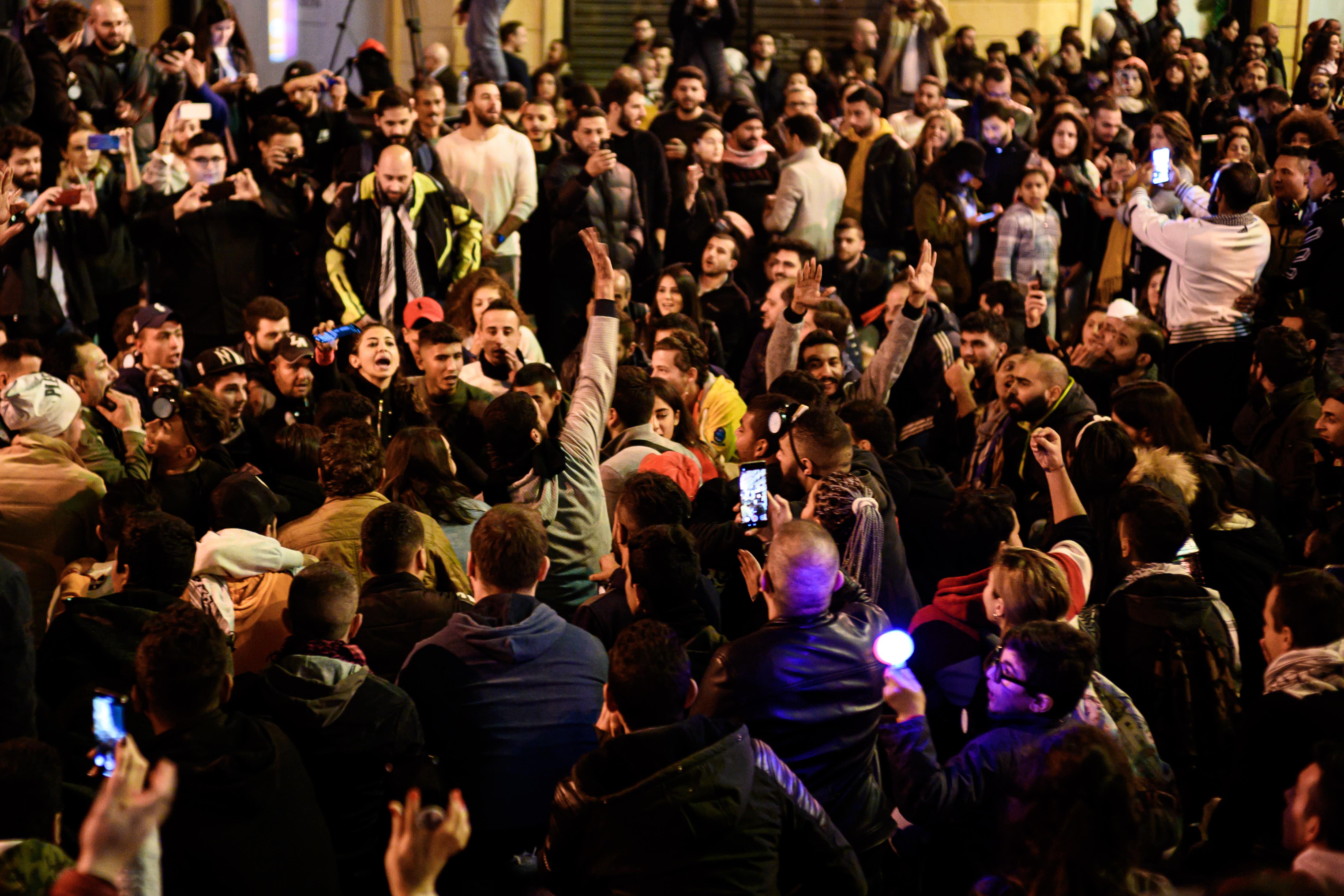 Des manifestants se sont rassemblés dans le centre de Beyrouth contre la nomination de Hassan Diab au poste de Premier ministre jeudi (MEE/Finbar Anderson)