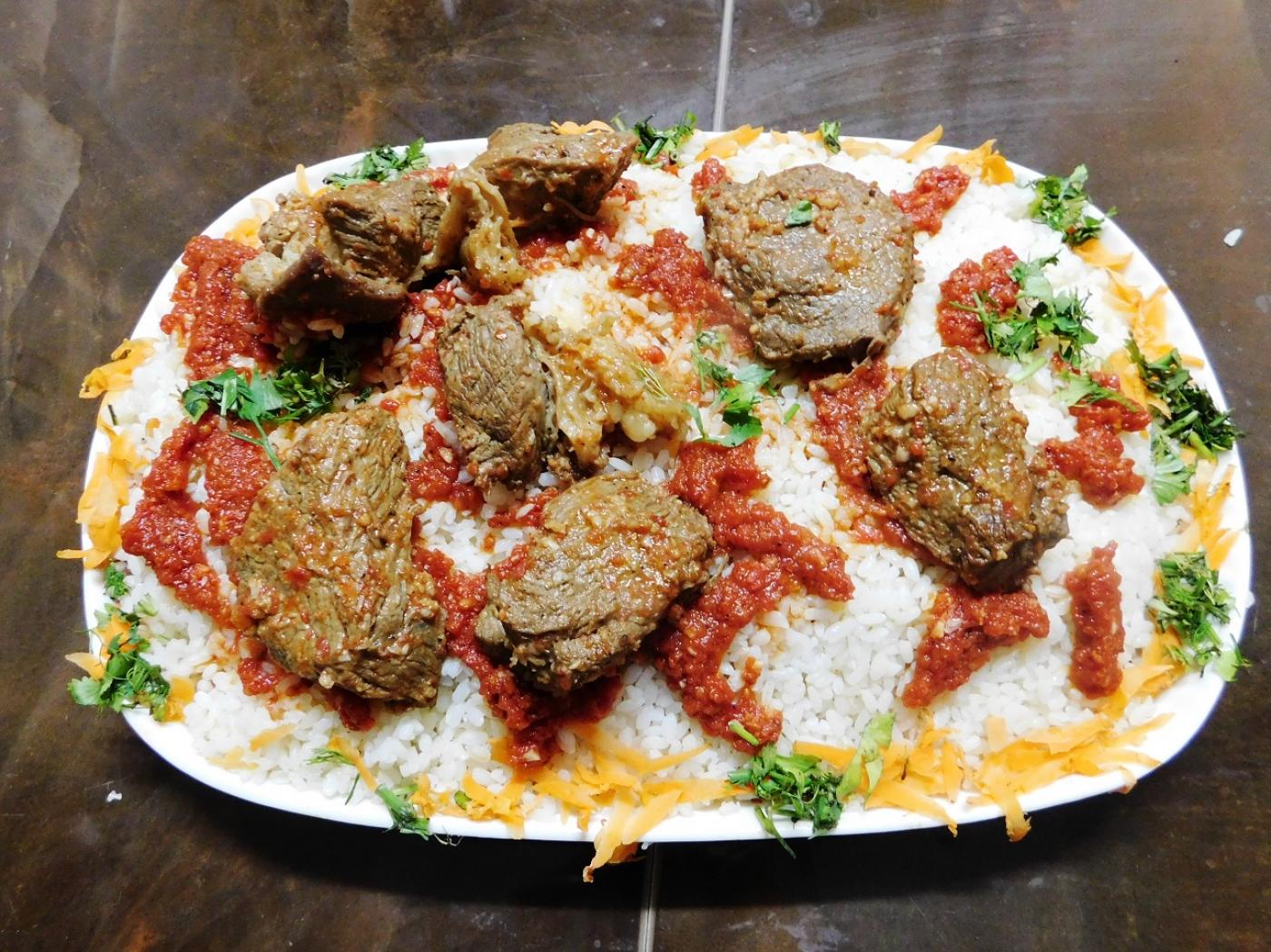 Au centre de la table de Noël se trouve un plat appelé fatteh (MEE)