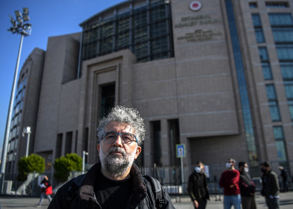 urkish-French journalist Erol Onderoglu, Reporters Without Borders (RSF) representative in Turkey, stands in front of Istanbul's courthouse building on February 3, 2021, before his trial for 