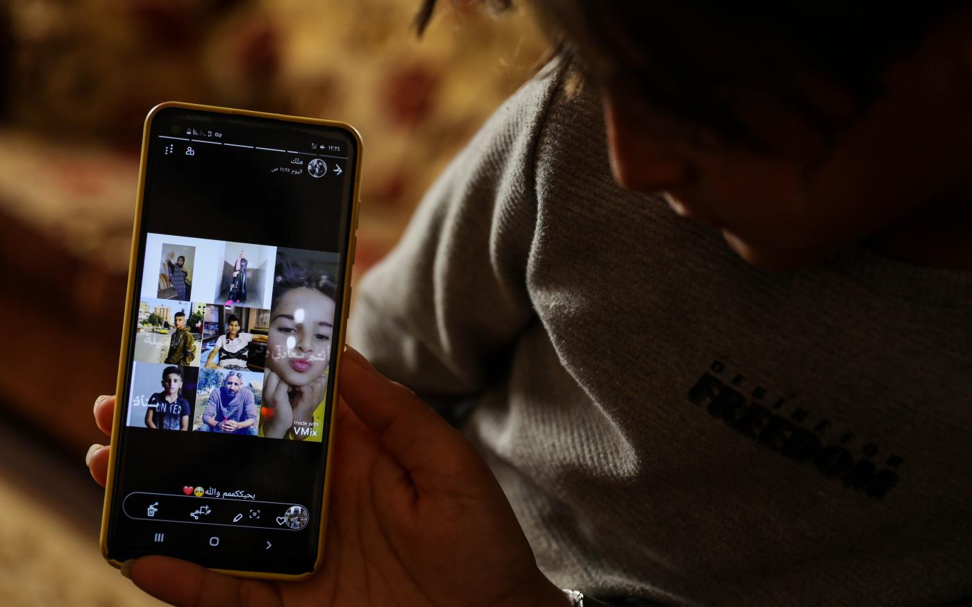 Niveen et Ameer ne peuvent communiquer avec le reste de la famille en Cisjordanie que par téléphone, comme ici, en mars 2021 (Mohammed A. al-Hajjar)