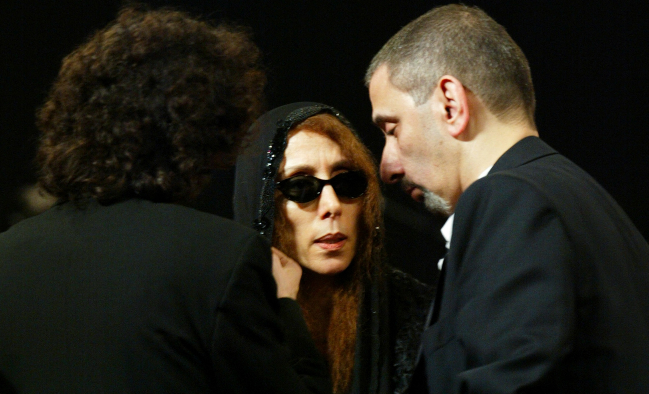 Lebanese diva Fairuz talks to her son Ziad Rahbani and Armenian conductor Karen Durgarian during rehearsals prior to their Dubai concert on 23 January 2003 (AFP)