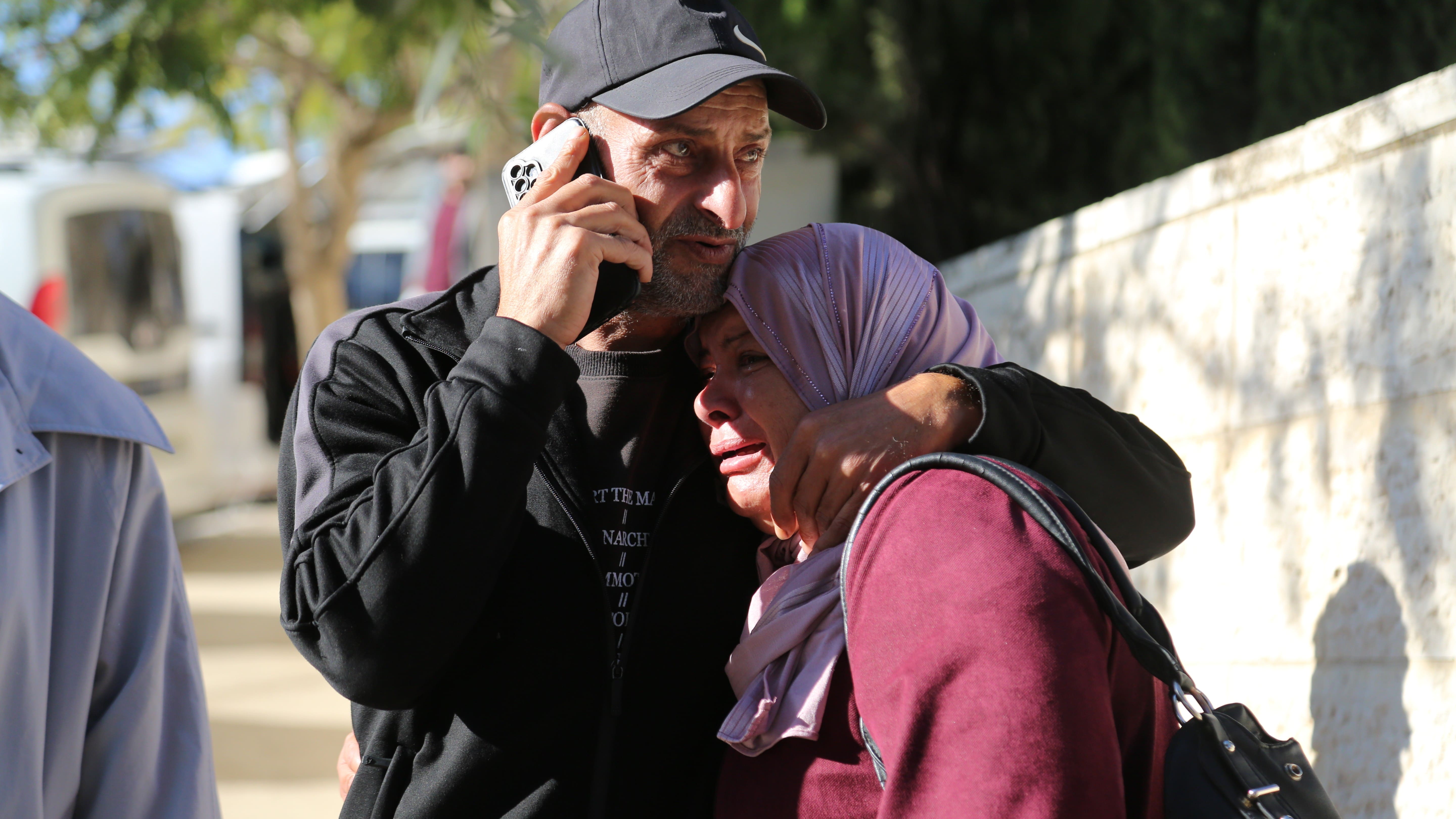 Families in the West Bank wait on the release of Palestinian detainees freed in the latest prisoner exchange deal (MEE/Mosab Shawer)