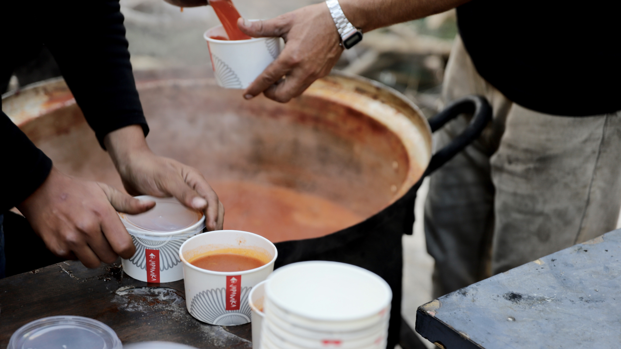 Food being served in Gaza City (Mohammed al-Hajjar/MEE)