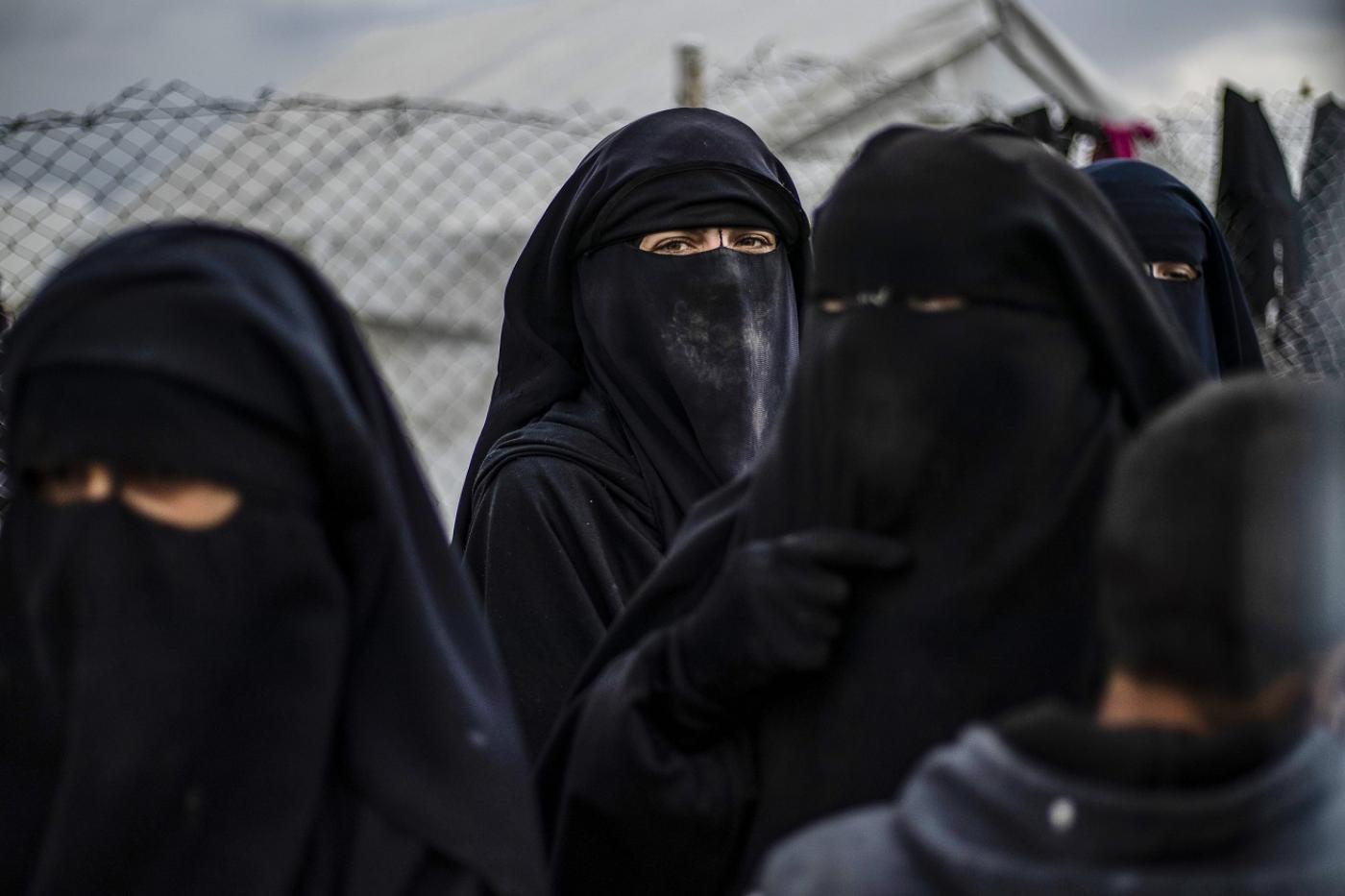 Des étrangères font la queue dans le camp d’al-Hol, qui abrite les épouses et enfants de membres de l’État islamique, dans le gouvernorat de Hassaké, au nord-est de la Syrie, le 28 mars 2019 (AFP)
