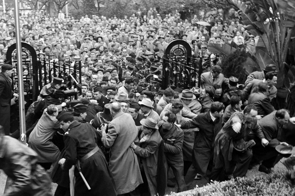 Des policiers tentent de contenir les anciens combattants français et les manifestants au Monument aux morts d'Alger où le président du Conseil français Guy Mollet dépose une gerbe, le 6 février 1956 lors de sa visite en Algérie (AFP)