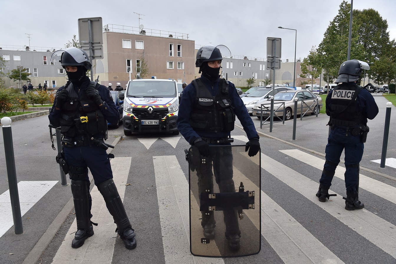 Des policiers déployés près du site où un jeune homme a été abattu et son frère grièvement blessé dans le quartier de la Grande Borne, dans la commune de Grigny, le 5 octobre, 2017. Les deux hommes étaient connus de la police pour leur implication dans le trafic de drogue (AFP/Christophe Archambault)