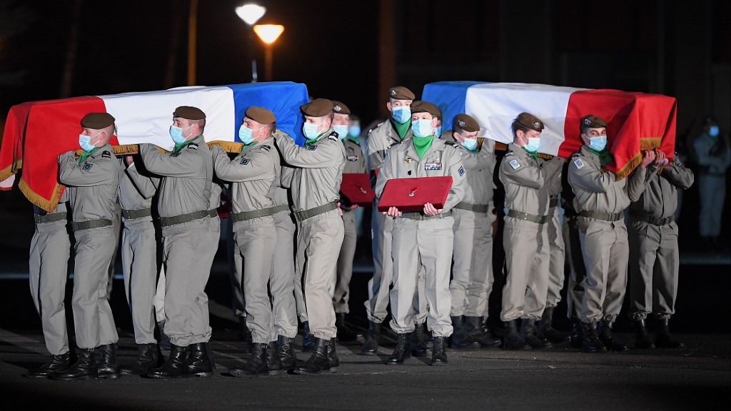 Soldiers of the French Army's 2nd Hussards regiment carry the coffins of two fellow regiment members killed in Mali on January 2, 2021, while serving in France's anti-jihadist Barkhane force, during a tribute ceremony in Haguenau, eastern France, on January 8, 2021.